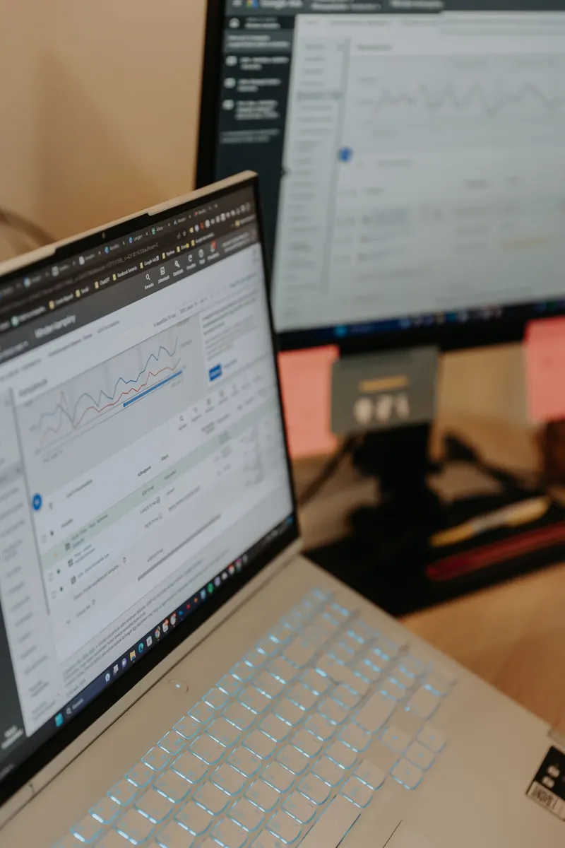Google Ads kampányteljesítmény elemzése laptopon